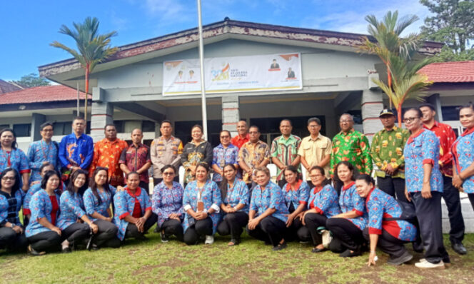 
					Foto bersama usai apel peringatan Hari Keluarga Nasional (Harganas) ke-32 di halaman Kantor Sekda Kepulauan Yapen. (KabarPapua.co/Ainun Faathirjal)