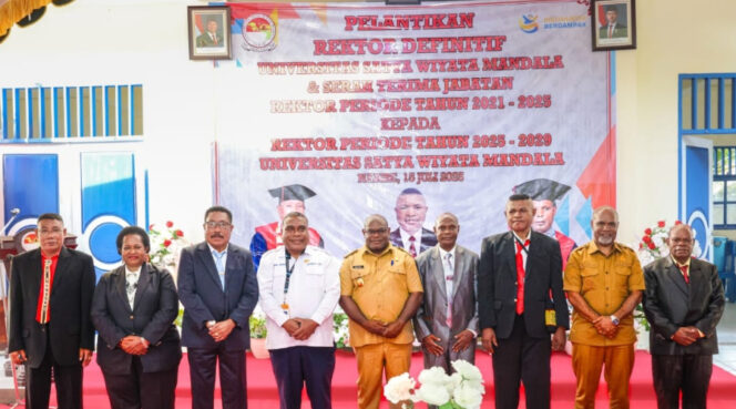 
					Gubernur Papua Tengah, Meki Nawipa didampingi Wakilnya Deinas Geley menghadiri pelantikan Rektor definitif Universitas Satya Wiyata Mandala (Uswim) Nabire. Foto: Humas PPT 