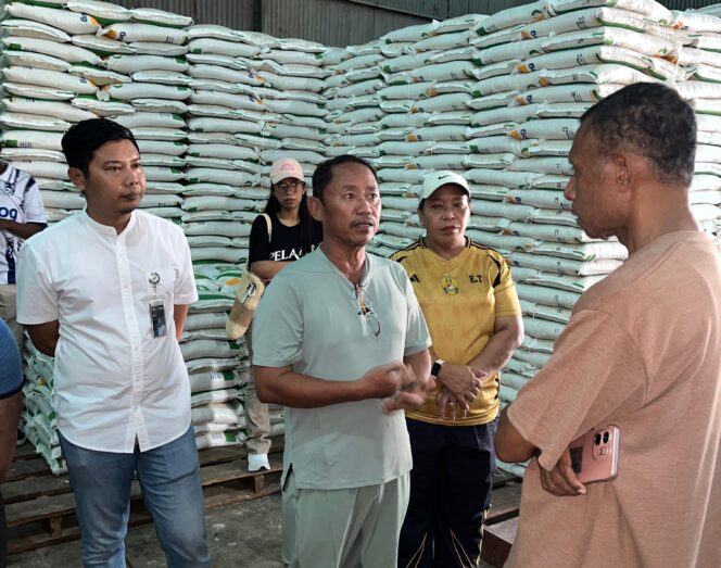 
					Wakil Bupati Kepulauan Yapen, Roi Palunga didampingi Sekda Yapen, Erny Tania saat melihat kondisi beras di gudang Bulog Serui. Foto: Ainun Faathirjal/kabarpapua.co