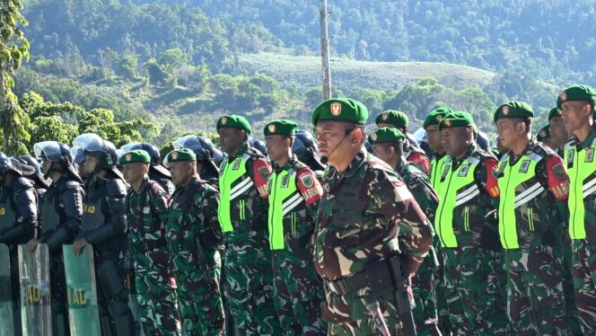 
					Apel gabungan pasukan TNI jelang PSU Pilgub Papua. Foto: Imelda/Kabarpapua.co