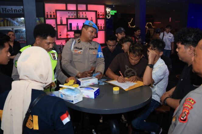 
					Razia narkoba di pusat hiburan malam di Kota Jayapura. Foto: Polda Papua