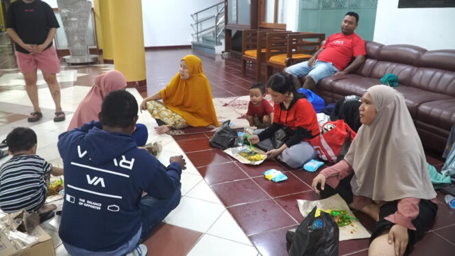 
					Isu tsunami, warga Hamadi mengungsi ke main hall Kantor Wali Kota Jayapura. Foto: Natalya Yoku/KabarPapua.co