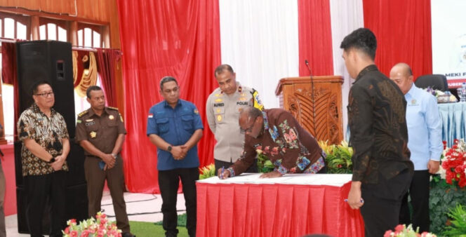 
					Gubernur Meki Nawipa menghadiri program Jaga Desa di Provinsi Papua Tengah. Foto: Humas PPT