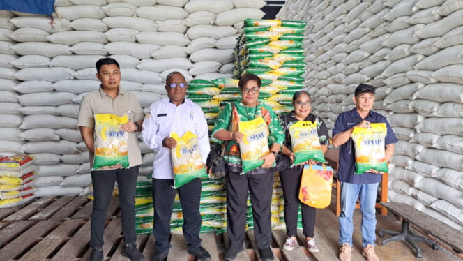 
					Plt Kepala Dinas Tanaman Pangan, Hortikultura dan Pangan Provinsi Papua Lunanka Daimboa saat melaksanakan monitoring di Gudang KC Bulog Serui, Rabu, 23 Juli 2025. (Foto dok: Bulog KC Serui)