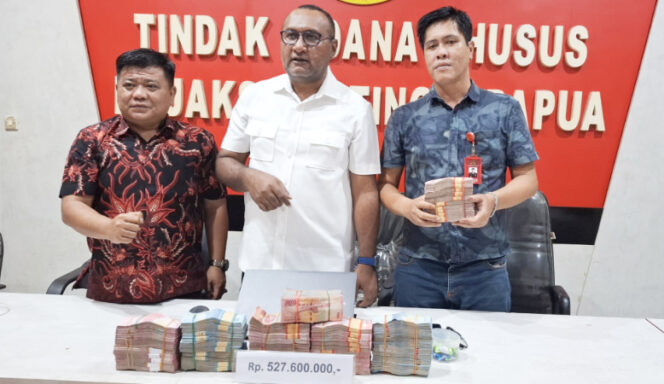 
					Tim Penyidik Kejati Papua saat jumpa pers terkait penyitaan uang tunai senilai Rp527.600.000 dalam dugaan kasus korupsi beras subsidi di Bulog Wamena. (KabarPapua.co/Imelda)