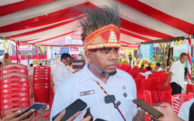 
					Kepala Kampung Holtekamp, David Meraudje. (KabarPapua.co/Natalya Yoku)