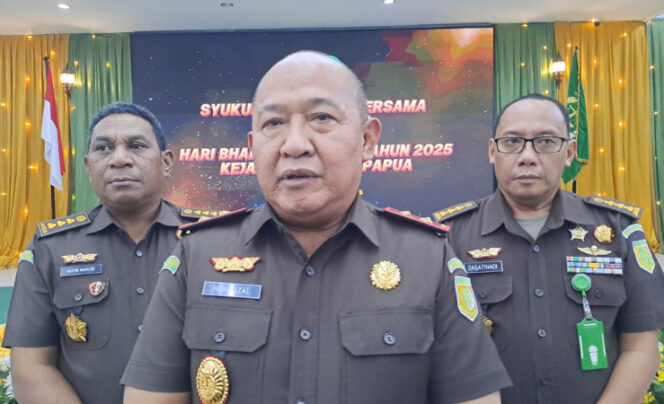 
					Kepala Kejaksaan Tinggi (Kejati) Papua, Hendrizal Husin saat diwawancara wartawan pada syukuran Hari Bhakti Adhyaksa di Jayapura. (KabarPapua.co/Imelda)