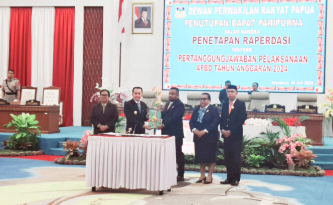 
					Ketua DPR Papua saat menyerahkan hasil rapat kepada Pj Gubernur Papua. (KabarPapua.co/Imelda)