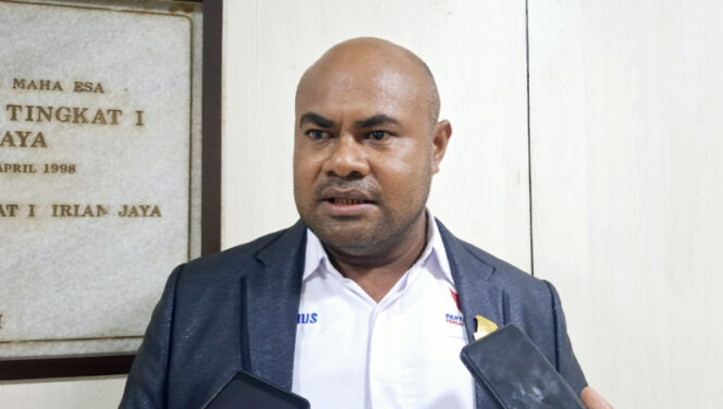 
					Ketua Komisi II DPR Papua, Yulianus Rumboisano. (KabarPapua.co/Imelda)