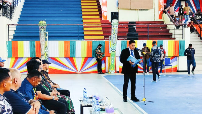 
					Ketua Komisi Wasit Hakim, I Gede Wisnu Wardana saat membacakan sambutan tertulis Ketua Pengprov Pertina Papua Barat di pembukaan kejuaraan Open Tournament Sunset Boxing Cup 2025, di GOR Kaimana. (KabarPapua.co/Yosias Wambrauw)