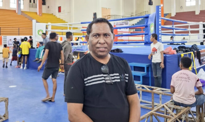 
					Ketua Panitia Open Tournament Sunset Kaimana Boxing Cup 2025 Noch Jamlaay. (KabarPapua.co/Yosias Wambrauw)