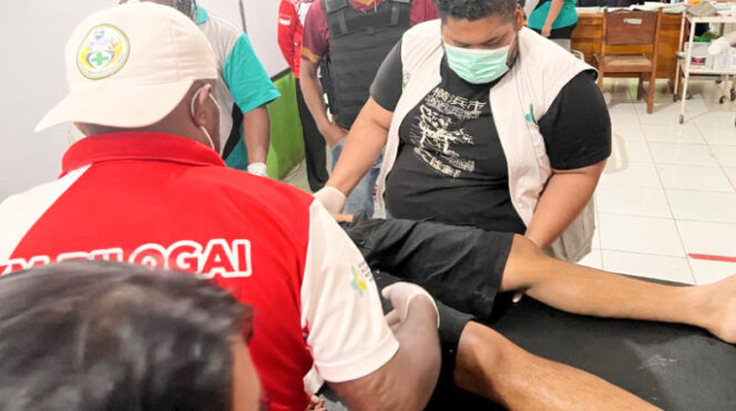 
					Korban warga sipil yang ditembak KKB sempat dilarikan ke Puskesmas Bilorai, namun nyawanya tak tertolong akibat luka tembak. (Foto dok Humas Satgas Damai Cartenz)