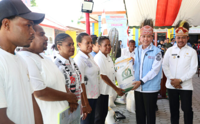 
					Penjabat (Pj) Gubernur Papua Agus Fatoni secara resmi meluncurkan 999 Koperasi Desa Merah Putih (KDMP) yang tersebar di seluruh desa/kelurahan yang ada di Provinsi Papua. (Foto Pemda Papua)