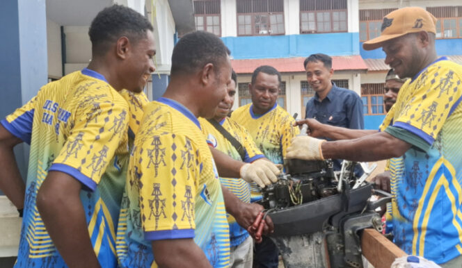 
					Para nelayan OAP di Kota Jayapura ikuti pelatihan perawatan dan perbaikan motor tempel oleh Dinas Perikanan Kota Jayapura. (KabarPapua.co/Natalya Yoku)