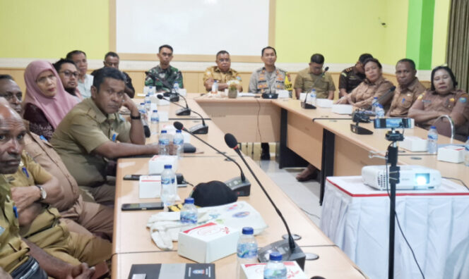 
					Pemkab Kepulauan Yapen mengikuti secara daring peluncuran Kelembagaan 80.000 KDMP di ruang rapat Kantor Bupati Kepulauan Yapen. (KabarPapua.co/Ainun Faathirjal)
