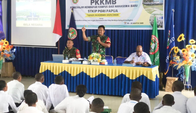 
					Pembekalan materi Bela Negara kepada mahasiswa baru STIKIP PGRI Papua oleh Babinsa Koramil 1709-01/Serui. (Foto dok: Koramil 1709-01/Serui)
