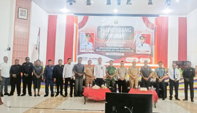 
					Foto bersama Bupati Kaimana, Forkopimda, Anggota DPRK Kaimana dan Ketua Dewan Adat. (KabarPapua.co/Yosias Wambrauw)