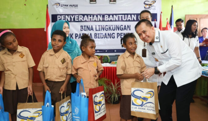 
					Saat penyerahan bantuan CSR kepada siswa SDN Inpres Bhayangkara di Kota Jayapura, Papua. (KabarPapua.co/Imelda)