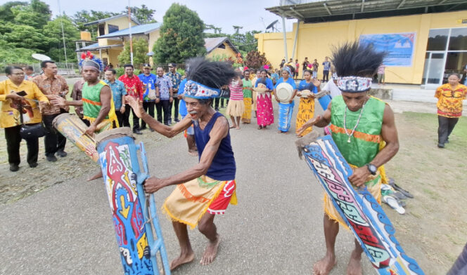 
					Penyambutan hangat Tarian Adat di Bandara Stevanus Runbewas Serui terhadap kunjungan perdana Pj Gubernur Papua Agus Fatoni di Kepulauan Yapen. (KabarPapua.co/Ainun Faathirjal) 