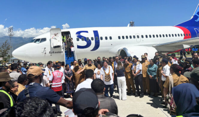 
					Penyambutan saat peluncuran perdana penerbangan Sriwijaya Air di Bandara Wamena. (KabarPapua.co/Agris Wistrijaya)