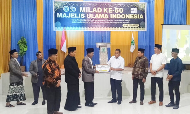 
					Penyerahan bantuan Bupati Benyamin Arisoy kepada MUI Kabupaten Kepulauan Yapen. (Foto dok: Humas Pemda Kepulauan Yapen)
