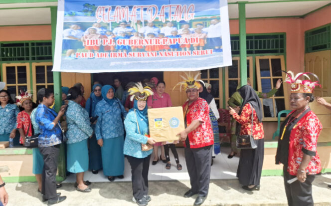 
					Penyerahan bingkisan bagi pengajar di PAUD Ade Irma Suryani Serui oleh Ketua TPP Provinsi Papua. (KabarPapua.co/Ainun Faathirjal)
