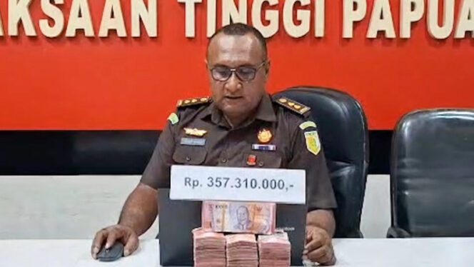 
					Kepala Seksi Penyelidikan Kejati Papua, Valery Dedy Sawaki saat memberikan keterangan. (KabarPapua.co/Imelda) 