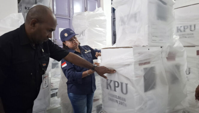 
					Ketua KPU Kepulauan Yapen Zakeus Rumpedai saat mengecek pengepakan kotak suara di Gudang Logistik KPU Kepulauan Yapen di Serui. (KabarPapua.co/Ainun Faathirjal)