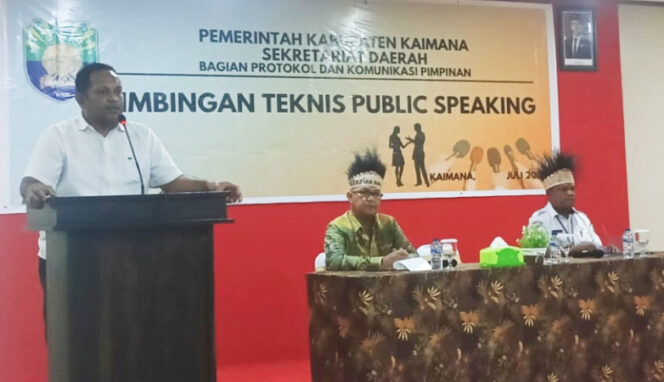 
					Asisten II Kabupaten Kaimana, Dedy Ombaier saat menyampaikan sambutan Sekda Kabupaten Kaimana Donald R. Wakum sekaligus membuka secara resmi Bimtek Public Speaking. (KabarPapua.co/Yosias Wambrauw)