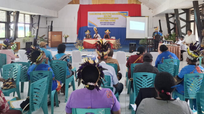 
					Pelaksanaan Raker Pertama Ikatan Keluarga Biak Numfor, Raja Ampat, dan Supiori (IKBN RAS) di Gedung KNPI Kepulauan Yapen, Serui. (KabarPapua.co/Ainun Faathirjal)
