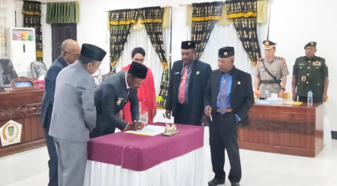 
					Saat penandatanganan nota kesepakatan Ranwal RPJMD Kabupaten Waropen Tahun 2025–2029. (IST)
