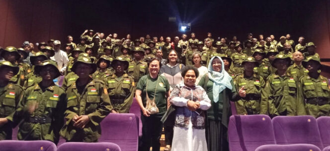 
					Pelajar SMA Unggulan Taruna Cenderawasih nonton bareng (nobar) Film Believe : Takdir, Mimpi, dan Keberanian di studio XXI Jayapura, Kamis 24 Juli 2025. Foto: Natalya Yoku/KabarPapua.co