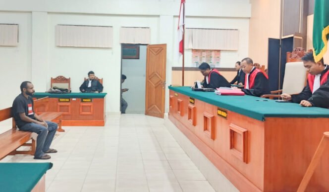 
					Saat Aske Mabel divonis 8 tahun penjara, sebab eks anggota Polres Yalimo ini terbukti melakukan pencurian empat pucuk senjata api. (Foto dok: Humas Satgas Ops Damai Cartenz)