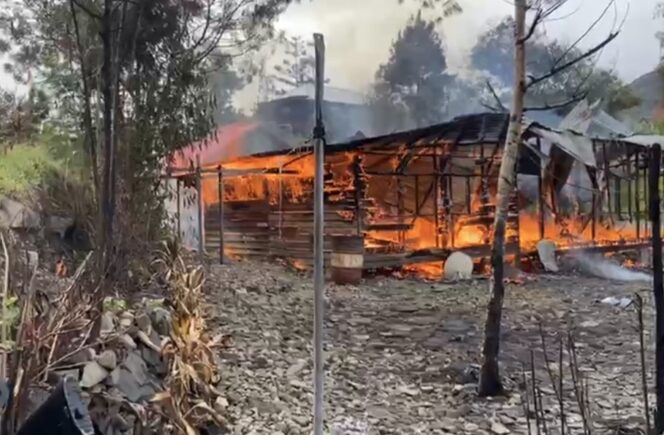 
					Pembakaran sejumlah fasilitas pemerintah di Distrik Omukia Kabupaten Puncak. Foto: Satgas Damai Cartenz