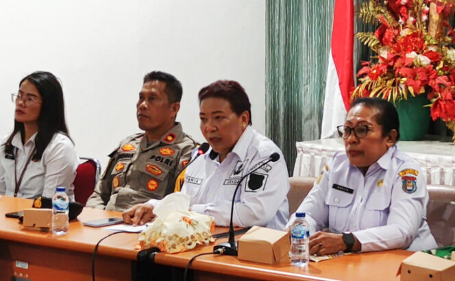 
					Rakor penurunan stunting oleh dipimpin oleh Sekda Kepulauan Yapen Erny Tania. (Foto dok: Humas Pemkab Kepulauan Yapen)