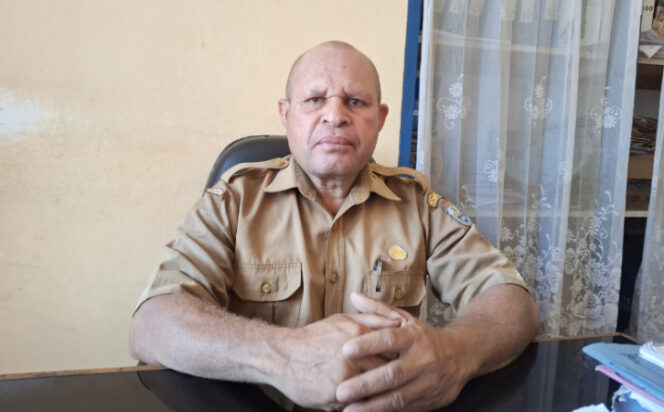 
					Sekretaris Kelurahan Serui Kota Distrik Yapen Selatan Septianus Aronggear. (KabarPapua.co/Ainun Faathirjal)