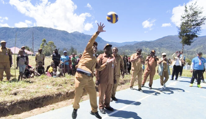 
					Wakil Bupati (Wabup) Puncak, Naftali Akawal secara simbolis memukul bola voli di Lapangan Bola Voli, Alun-Alun Kota Ilaga, Puncak dalam pembukaan berbagai perlombaan menyambut HUT ke-80 Kemerdekaan RI di Kabupaten Puncak. (Foto dok: Diskominfo Puncak)