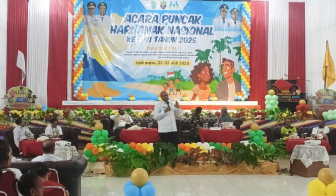 
					Wagub Papua Barat, Mohamad Lakotani saat memberikan motivasi kepada ratusan anak yang hadir dalam acara  puncak Hari Anak Nasional (HAN) ke 41 Papua Barat di Gedung Pertemuan Krooy Kaimana, Rabu, 23 Juli 2025. (KabarPapua.co/Yosias Wambrauw)