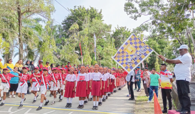 
					Wali Kota Jayapura Abisai Rollo melepas peserta lomba gerak jalan di halaman Kantor Walikota Jayapura. (KabarPapua.co/Natalya Yoku)
