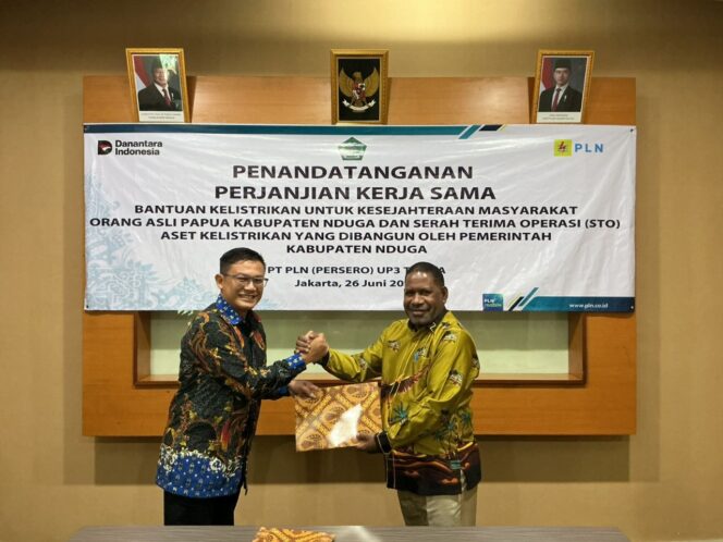 
					Pendandatangan kelistrikan di Nduga. Foto: PLN Papua 