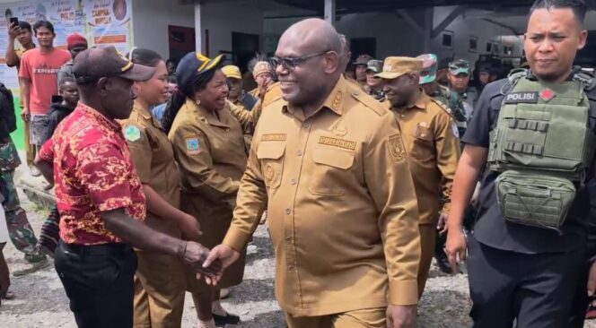 
					Gubernur Papua Tengah, Meki Nawipa saat berada di Intan Jaya. Foto: ist