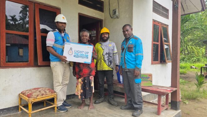 
					PT PLN (Persero) memberikan sambung baru listrik gratis kepada warga kurang mampu melalui program Light Up the Dream di Kabupaten Sarmi, Papua. Foto:PLN Papua