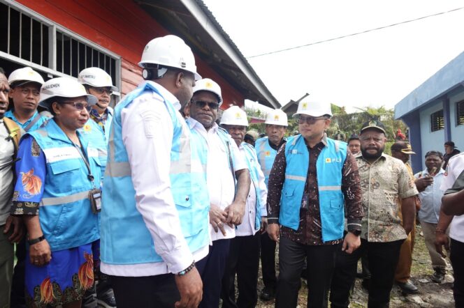 
					Peninjauan infrastruktur kelistrikan di Kabupaten Intan Jaya yang akan diserah terimakan pengoperasiannya dari Pemerintah Kabupaten Intan Jaya kepada PLN. Foto: PLN