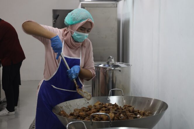 
					Para pekerja di dapur Satuan Pelayanan Pemenuhan Gizi (SPPG) Polri Polda Papua. Foto: Humas Polda Papua