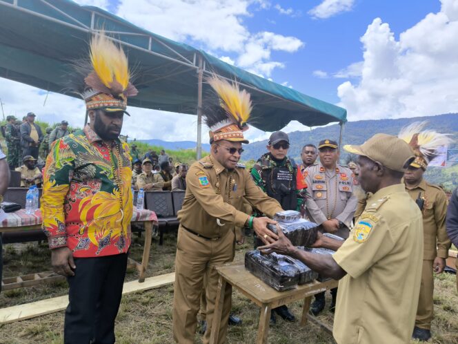 
					Bupati dan Wakil Bupati Puncak mengantar dana desa langsung kepada masyarakat di  distrik terjauh. Foto: Diskominfo Puncak 