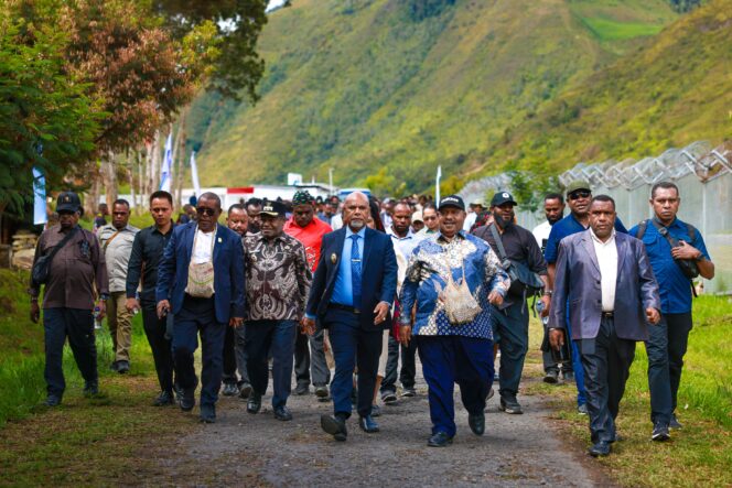 
					Wakil Gubernur Papua Tengah, Deinas Geley men ghadiri konferensi pada momen HUT ke-39 Pemuda GIDI di Kabupaten Puncak Jaya, Senin 21 Juli 2025. Foto: Humas PPT 
