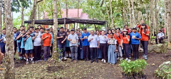 
					Aksi tanam pohon dalam rangka peringatan Hari Anak Nasional di lingkungan Pemkab Jayapura. Foto: jayapurakab.go.id