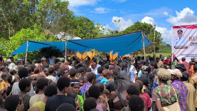 
					Bupati dan Wakil Bupati Puncak melanjutkan perjalanan ke  Distrik Doufo dan Distrik Dervos untuk pembagian dana desa. Dalam kegiatan itu, rombongan bupati juga menerima aspirasi warga    Foto: Diskominfo Puncak