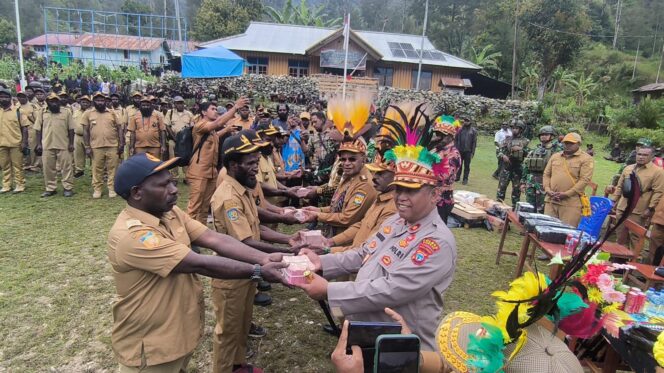 
					Pemkab Puncak membagikan  dana desa untuk 40 kampung di 5 distrik yang dipusatkan di Distrik Beoga, Selasa 22 Juli 2025. Foto: DIskominfo Puncak 