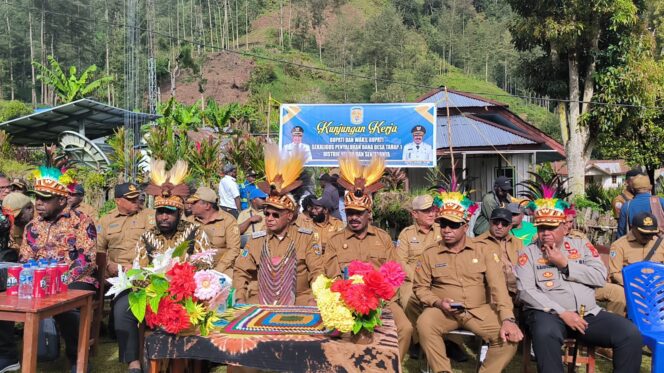 
					Bupati Puncak, Wlvis Tabuni bersama rombongan saat berada di Distrik Beoga. Foto: Diskominfo Puncak 